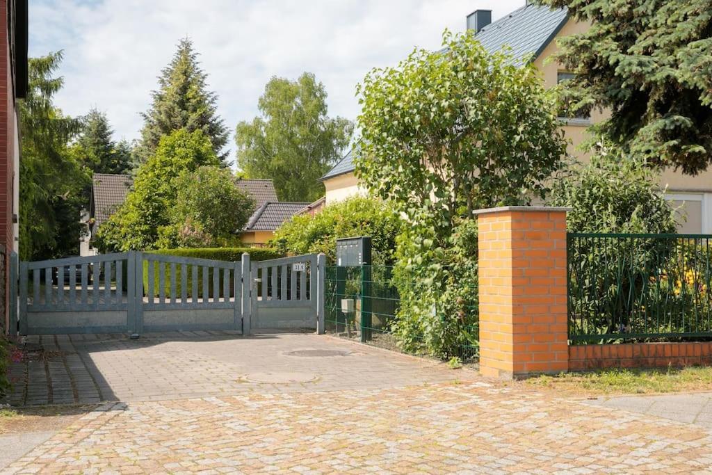 Charmantes Townhaus Mit Garten, W-Lan & Netflix Potsdam Kültér fotó
